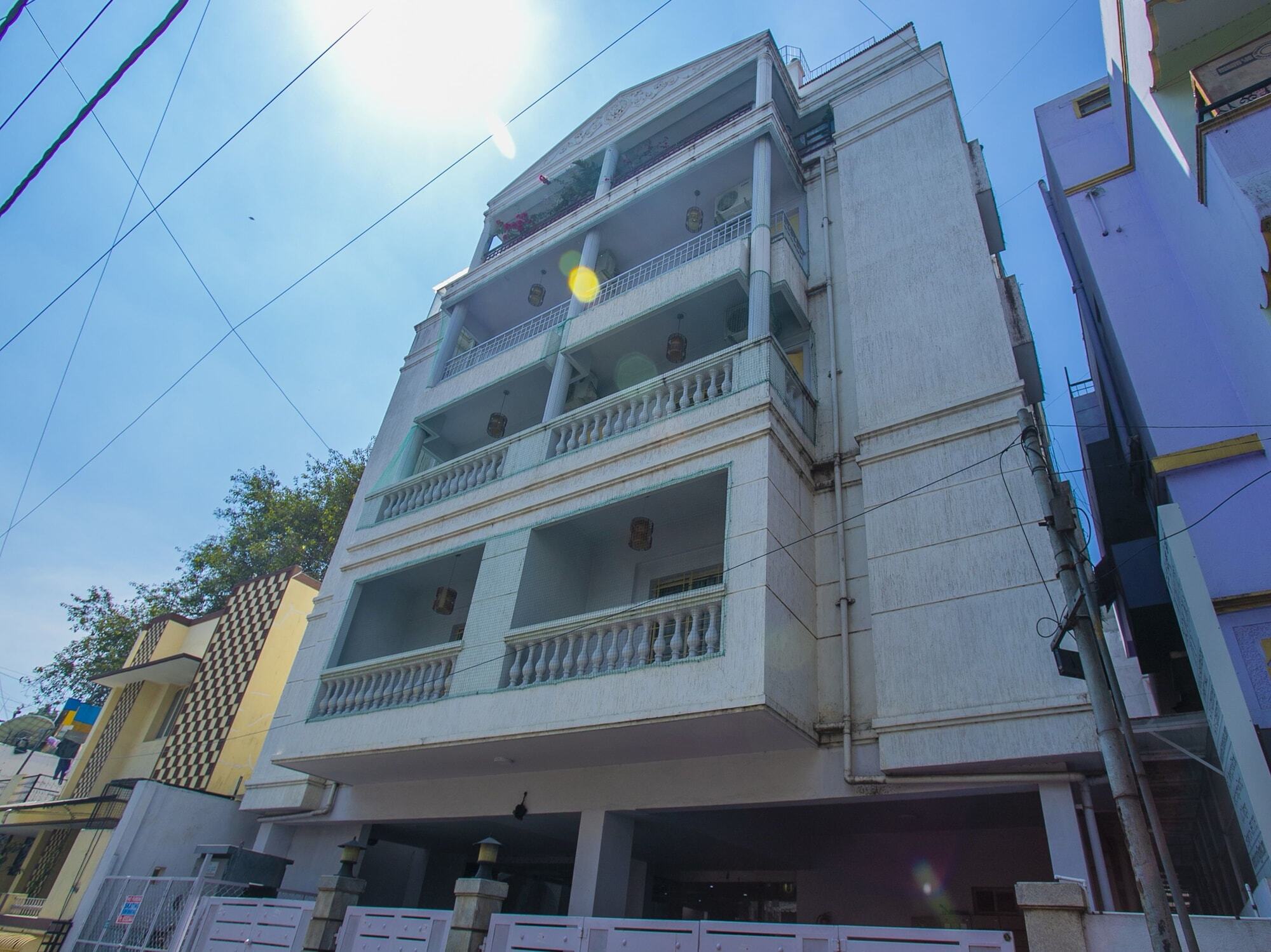 Oyo 23360 White Bricks Inn バンガロール エクステリア 写真